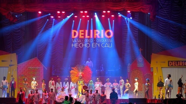 “Delirio” brilló en la capital con su espectáculo de salsa, danza y arte circense