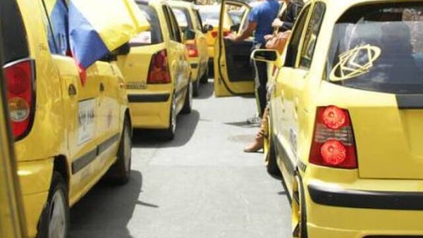 Taxistas irían a paro por alza en la gasolina