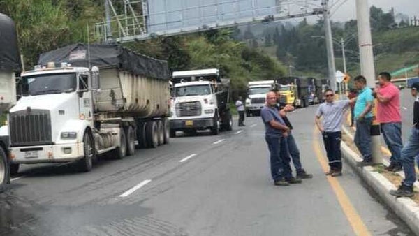 Bloqueos en el túnel de Occidente por aumento en las tarifas de peajes