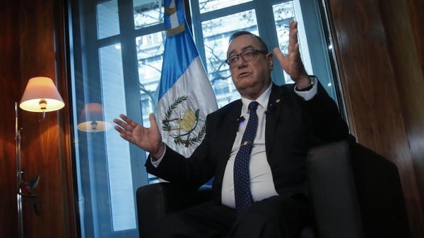 «Voy a dejar que el presidente Petro siga cometiendo el error de un guerrillero»: Presidente de Guatemala