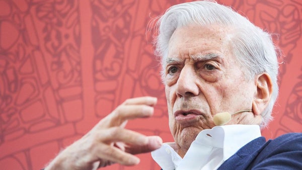 Mario Vargas Llosa: “Mi padre pensaba que los escritores eran borrachos, bohemios o maricones” Mario Vargas Llosa: “Mi padre pensaba que los escritores eran borrachos, bohemios o maricones”