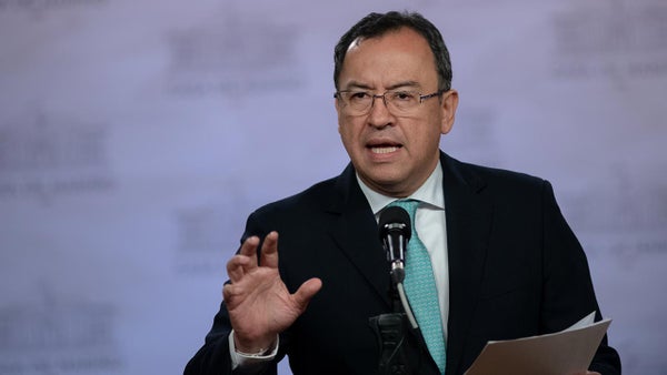 Gobierno exige liberación de policías para negociar con campesinos