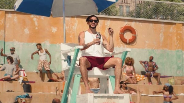 Bad Bunny protagoniza el nuevo comercial de Pepsi con su éxito ‘Where she goes’