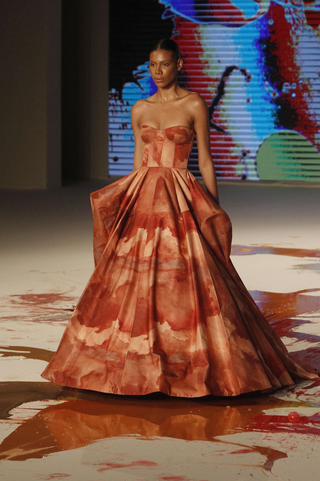 El expresionismo abstracto abre Colombiamoda entre pinceladas, arte y volumen