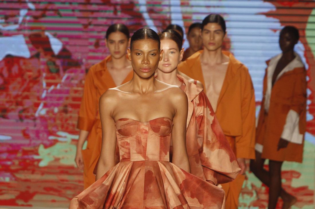 El expresionismo abstracto abre Colombiamoda entre pinceladas, arte y volumen