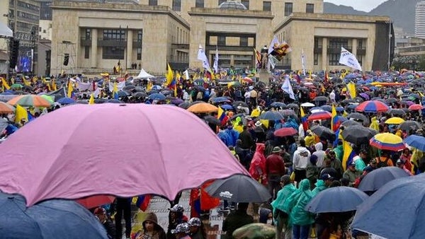 Exmilitares marchan en protesta del gobierno de Gustavo Petro