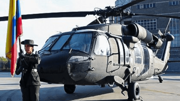 Estados Unidos entregó tres helicópteros UH60 a Policía colombiana