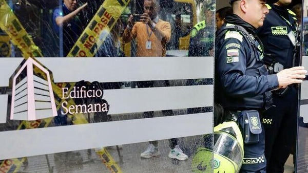 Indígenas irrumpen en las instalaciones de la revista Semana Indígenas irrumpen en las instalaciones de la revista Semana